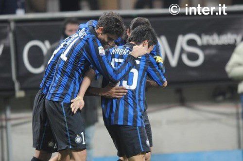 Alvarez e Nagatomo, migliori in campo, si abbracciano. Come dite? si intravede anche Zanetti? il Capitano è il migliore per definizione...