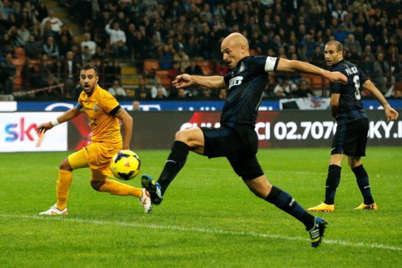 Merce rara a San Siro: un interista segna facendolo apposta!