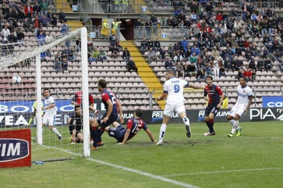 Nagatiello gioca di sponda con la crapa di Icardi: palla in buca