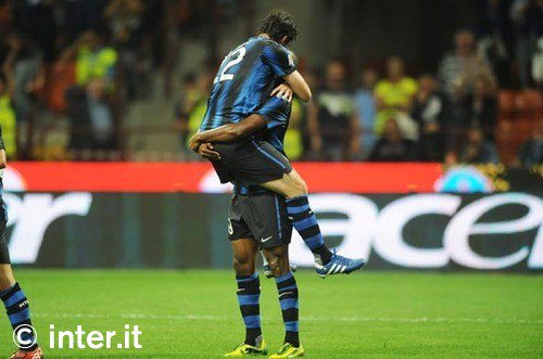 Eto'o e Milito si picchiano per decidere chi deve tirare il rigore