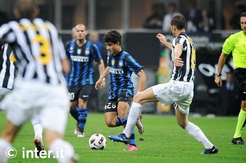 Attenzione: è stato ritrovato un bambino di circa 8 anni con maglia a strisce nerazzurre e un pallone sotto braccio: i genitori sono pregati di contattare il più vicino posto di Polizia.