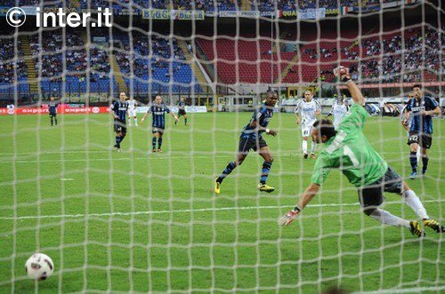 Gollonzo.  Dopo aver giocato di sponda col portiere, Eto'o insacca di giustezza.