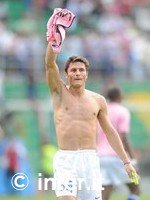 Vince, festeggia, sviene, va all'ospedale, torna con la squadra.  E il tutto senza spettinarsi.