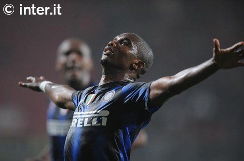 Eto'o esulta dopo il 2-2. Visto lo stato di forma, non mi stupirei di vederlo spiccare il volo...