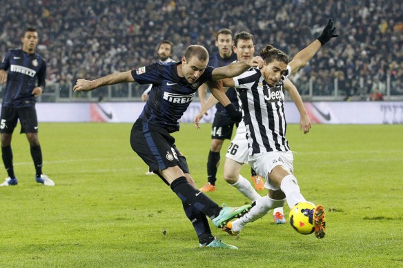 Non voglio far notare il tiro di Palacio, ma i calzettoni di Campagnaro. Siamo tornati ad avere i calzini bucati... non li vedevo dai tempi infausti di Tardelli...