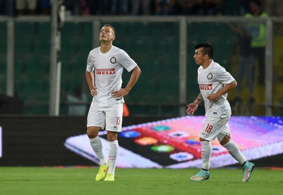 Vidic; "Mamma'ro Carmine agg' fatt' 'na strunzata..." Medel: "Puta la madre che te pario' cabron!"