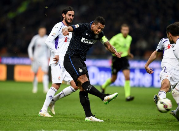 Aquilani sorride perchè sa che tanto piglia il palo...