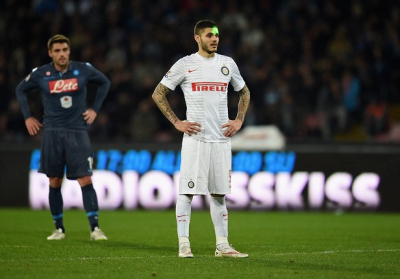 L'immaturo Icardi non ha rispetto dei tifosi avversari e li irride col cucchiaio.