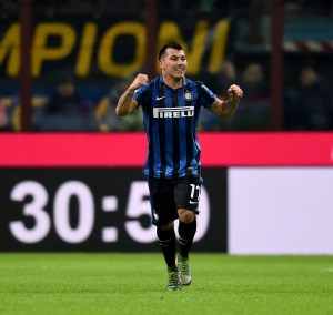 Per compensare parte della stampa negativa, dirò che è alto, biondo e con gli occhi azzurri.