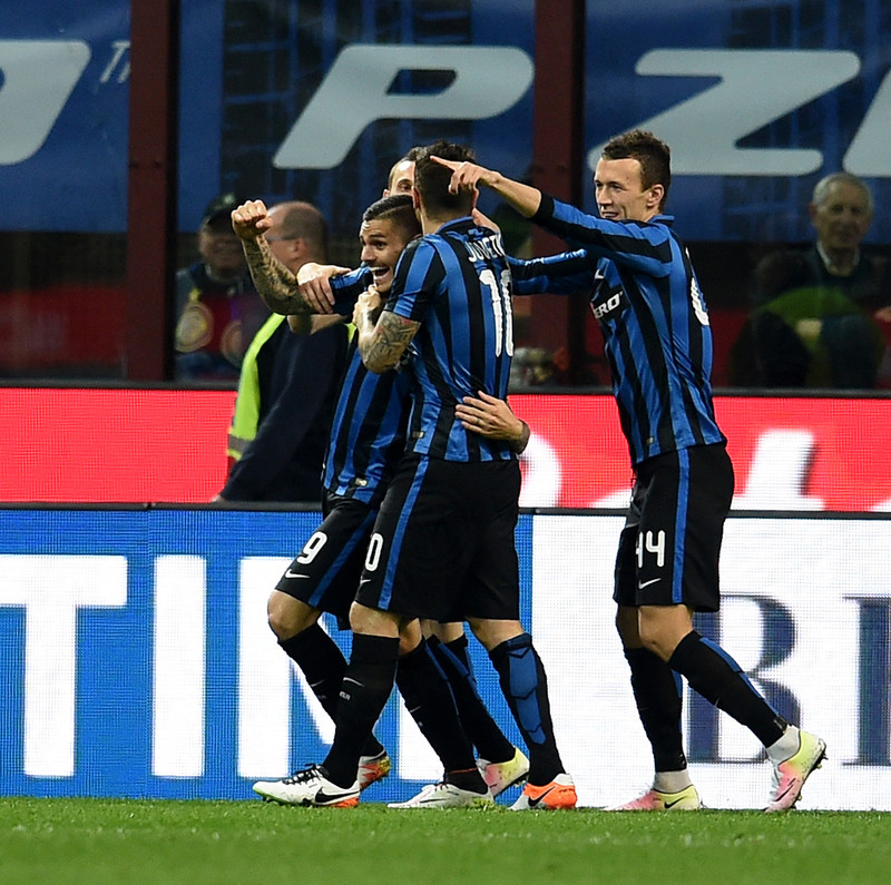 Icardi circondato da tre zingari che vogliono fargli la collanina: il solito spogliatoio diviso in clan